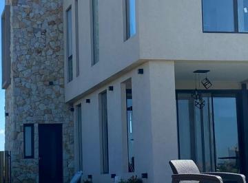 Casa · 314m² · 6 Ambientes · 4 Cocheras · Casa en San Sebastian