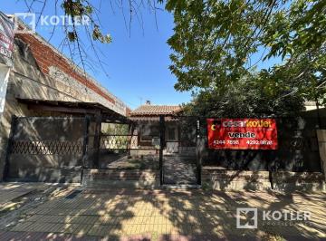 Casa · 230m² · 6 Ambientes · 1 Cochera · Chalet de 6 Amb. S/excelente Lote de 10x72 m. en Temperley Este