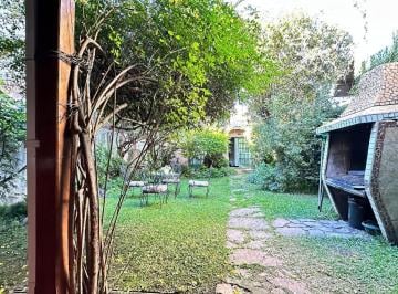 Casa · 120m² · 4 Ambientes · 1 Cochera · Venta - Casa - 4 Ambientes - Lote Propio - Jardin - Cochera - Quincho - Parque Avellaneda - Permuta - Apto Credito
