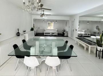 Casa · 4 Dormitorios · 1 Cochera · Casa en Av Chajarí 1378 (Barrio Nébel)