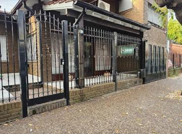 Casa · 190m² · 4 Ambientes · 1 Cochera · Castelar Chalet Cercano a La Estacion