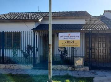 Casa · 100m² · 4 Ambientes · 1 Cochera · Casa Chalet en Venta Ubicado en Llavallol, Lomas de Zamora, G. B. a. Zona Sur
