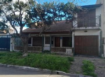 Casa · 127m² · 8 Ambientes · 2 Cocheras · Casa en Venta Ubicado en Temperley, Lomas de Zamora, G. B. a. Zona Sur