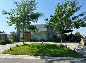 Casa · 150m² · 5 Ambientes · 1 Cochera · Alquiler de Casa Santa Elena con Piscina