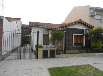 Casa · 185m² · 6 Ambientes · 3 Cocheras · Casa Chalet en Venta Ubicado en Banfield, Lomas de Zamora, G. B. a. Zona Sur