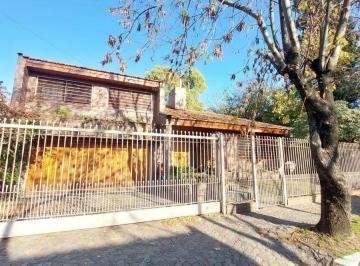 Casa · 220m² · 5 Ambientes · 3 Cocheras · Casa en Venta Ubicado en Temperley, Lomas de Zamora, G. B. a. Zona Sur