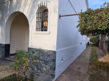 Casa · 160m² · 3 Dormitorios · 2 Cocheras · V. Allende! Casona en Impecable Estado a m de Goycoechea!