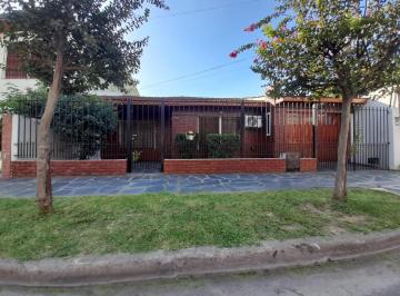 Casa · 85m² · 4 Ambientes · 1 Cochera · Casa en Venta Ubicado en Llavallol, Lomas de Zamora, G. B. a. Zona Sur