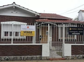 Casa · 322m² · 3 Ambientes · 1 Cochera · Casa en Venta Ubicado en Lomas de Zamora, G. B. a. Zona Sur