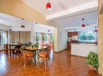 Casa · 316m² · 8 Ambientes · 1 Cochera · Casa en Venta con Jardin y Pileta Zona Roldán
