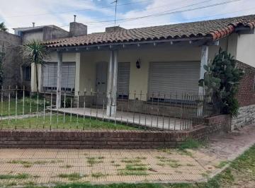 Casa · 105m² · 4 Ambientes · 1 Cochera · Casa en Venta Ubicado en Llavallol, Lomas de Zamora, G. B. a. Zona Sur