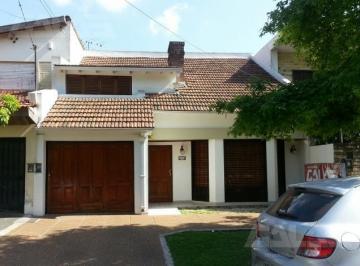 Casa · 190m² · 5 Ambientes · 2 Cocheras · Chalet 4 Dorm. en Alquiler en Ituzaingo Centro