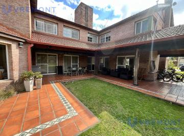 Casa · 250m² · 7 Ambientes · 2 Cocheras · Casa en Club Nautico Escobar de 7 Ambientes con 300 m² Totales