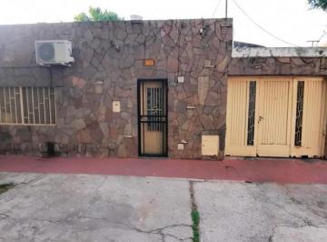 Casa · 84m² · 7 Ambientes · 1 Cochera · Casa - Sarmiento