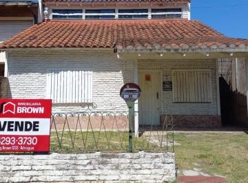 Casa · 90m² · 3 Ambientes · Casa en Adrogue, a Refaccionar. Fondo Libre