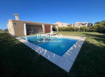 Casa · 160m² · 4 Ambientes · 2 Cocheras · Casa Alquiler 3 Dorm. Barrio Los Robles Lote de 900 m² Haras Santa Maria
