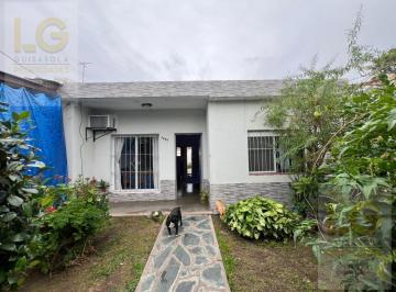 Casa · 220m² · 4 Ambientes · 1 Cochera · Casa en Venta de 4 Ambientes Barrio Las Hermanas, Juan María Gutiérrez (Berazategui)