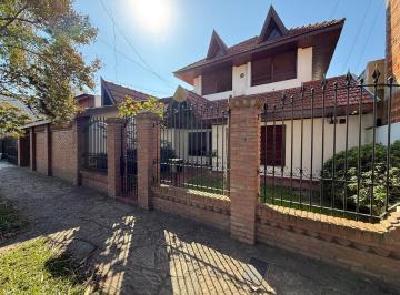 Casa · 268m² · 5 Ambientes · 7 Cocheras · Venta Casa 7 Ambientes Temperley Pileta Parque Apto Credito