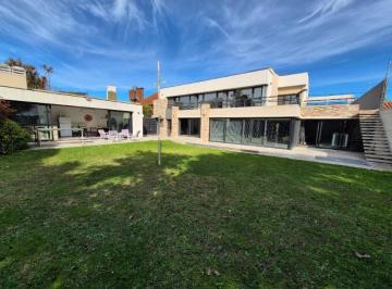 Imagen1 · Chalet de Estilo Moderno en Venta en Parque Luro.