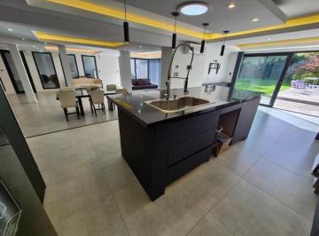 Imagen1 · Chalet de Estilo Moderno en Venta en Parque Luro.