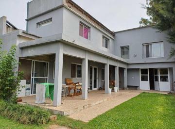 Casa · 200m² · 7 Ambientes · 2 Cocheras · Casa Venta Arana con Pileta
