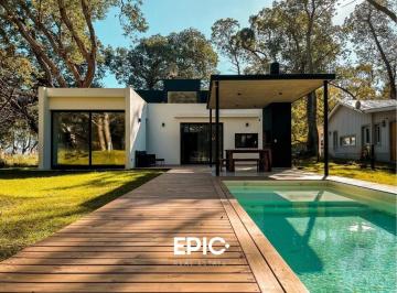 Casa · 220m² · 5 Ambientes · 1 Cochera · Casa en Venta en Costa Esmeralda Deportiva