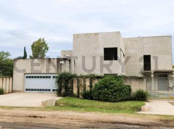 Casa · 233m² · 5 Dormitorios · 2 Cocheras · Imponente Casa en Construcción a La Venta en Zona Residencial de Rafaela