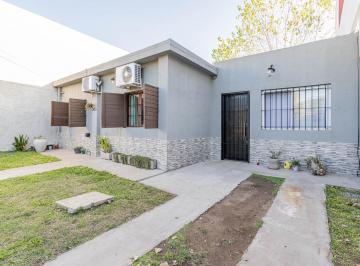 Casa · 80m² · 4 Ambientes · 1 Cochera · Venta de Casa 4 Ambientes en Longchamps