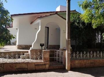 Casa · 130m² · 6 Ambientes · 1 Cochera · Casa en Alquiles en Jose Mateo Molina