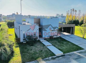 Casa · 121m² · 3 Ambientes · 2 Cocheras · Casa de 3 Ambientes en Venta en Horizontes Al Sur, con Pileta