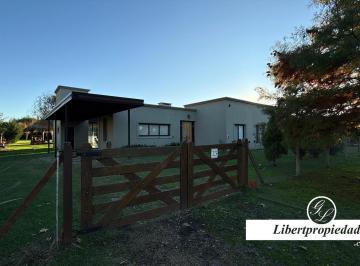 Casa · 198m² · 4 Ambientes · 1 Cochera · Moderna Casa de 1 Planta en Venta - Chacras del Molino