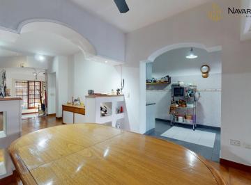 Casa · 182m² · 6 Ambientes · 1 Cochera · Casa Lote Propio de 342 m² con Amplio Jardin