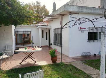 Casa · 80m² · 2 Dormitorios · 2 Cocheras · Casa Americana con Amplio Parque - Villa Tesei en Alquiler
