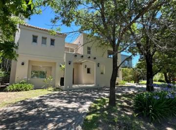 Casa · 265m² · 6 Ambientes · 4 Cocheras · Casa a La Venta en Pilar