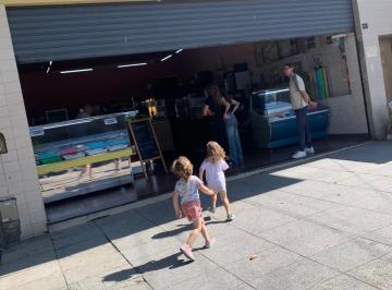Local comercial , Mataderos · Amplio Local con Vidriera Frente 7,5 X 13 - Sin Expensas - Wp