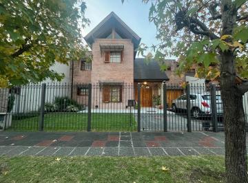 Casa · 350m² · 5 Ambientes · 2 Cocheras · Chalet en Venta en Ituzaingo