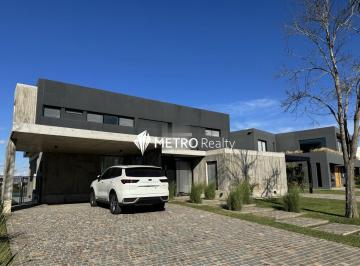 Casa · 1019m² · 5 Ambientes · 4 Cocheras · Casa en Alquiler a La Laguna en Marinas Puertos