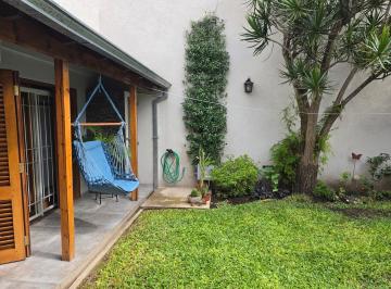 Casa · 159m² · 4 Ambientes · 1 Cochera · Casa 4 Amb Centro de Banfield con Quincho, Garage y Parque