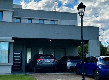 Casa · 175m² · 4 Ambientes · 2 Cocheras · Casa en Venta con Renta