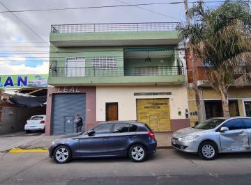 Casa · 461m² · 4 Ambientes · Caseros Importante Propiedad 2 Locales + Departamento de 3 Ambientes Amplio F: 10432