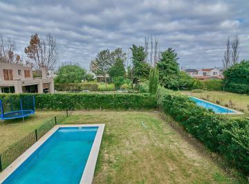 Casa · 311m² · 6 Ambientes · Casa en Buen Lote en Esquina