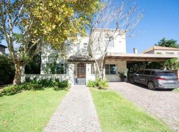 Casa · 284m² · 7 Ambientes · 2 Cocheras · Hermosa Casa en Alquiler, Muy Luminosa y Funcional