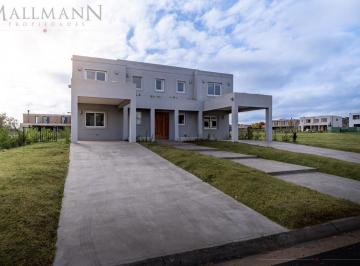Casa · 262m² · 6 Ambientes · 2 Cocheras · Casa en Venta 6 Ambientes Sobre La Laguna con Financiamiento en Tilbury, Pilará