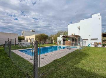Imagen 1 - Casa de 3 dormitorios desarrollada en 2 plantas. Jardín, galería con parrillero y piscina. - · Casa de 3 Dorm. Desarrollada en 2 Plantas. Jardín, Galería con Parrillero y Piscina.
