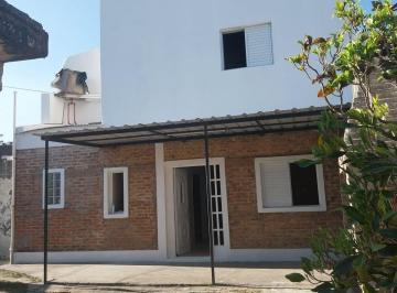 Casa · 63m² · 4 Ambientes · 1 Cochera · Casa en Alquiler Dentro de 4 Bvs. de Reconquista