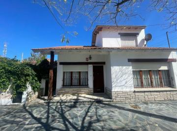 Casa · 176m² · 6 Ambientes · 2 Cocheras · Venta Casa 5 Ambientes con Quincho Garage
