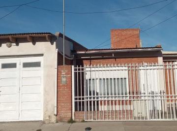 Casa · 132m² · 3 Ambientes · 1 Cochera · Casa de 2 Dorm. en Pico Truncado