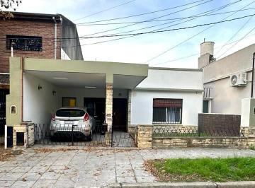 Casa de 3 ambientes, Vicente López · Casa en Lote Propio, en Una Planta, 2 Dorm, Escrit, Jardin. Apto Credito