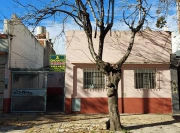 Casa de 3 ambientes, Tres de Febrero · Lote con Casa 3 Ambientes con Patioy Fondo Libre - Saenz Peña