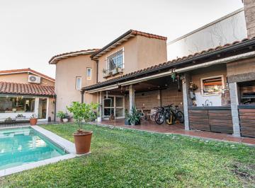 Casa · 225m² · 4 Ambientes · 1 Cochera · Venta Chalet 4 Ambientes con Jardín y Piscina en Haedo.